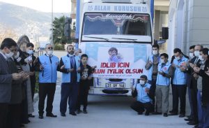 hatay_dan_yola_cikan_iyilik_yuklu_tir_cocuklarin_yuzunu_guldurecek_h14329_25630.jpg
