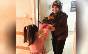 miniklerden_yaslilara_anlamli_ziyaret_h15062_8a42a.gif