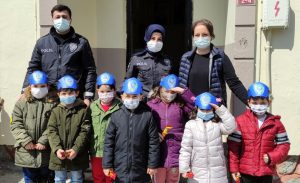 4_6_yas_miniklerinden_polislere_moral_ziyareti_h15433_022e4.jpg