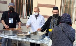 din_gorevlileri_ihtiyac_sahiplerine_iftarlik_ikram_ediyor_h15617_33c6e.jpg