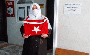 sehit_esinin_kuran_ve_bayrak_sevgisi_h15379_66aa4.gif