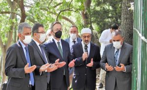 sairler_sultani_necip_fazil_dualarla_anildi_h16262_ac94f.jpg