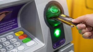 bankamatikte-gizli-tehlike-tek-bir-ufak-hata-binlerce-liraya-m-l-olabilir-a2UX8WvS.jpg