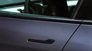 tesla-kapi-kollarini-yeniden-tasarlayacak-llfdzvBt.webp