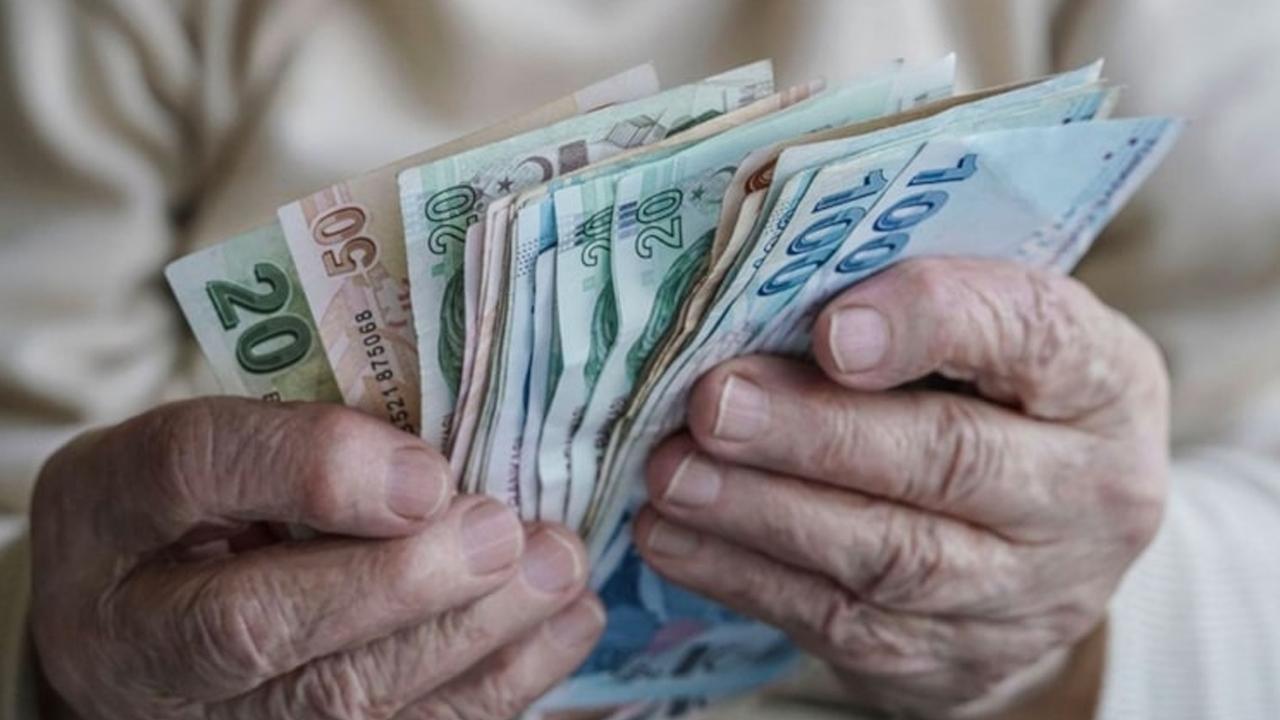 yapmayanin-emekli-maaslari-5-eksiliyor-uymayanin-parasindan-kesiliyor-rWzWukKj.jpg