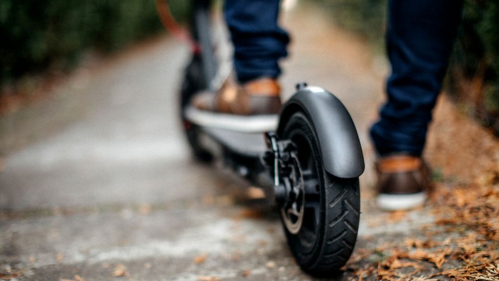 Elektrikli-Scooter-0leri-Suru_-Teknikleri