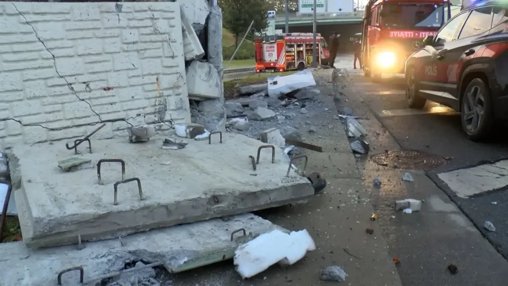 Bakırköy'de Çevik Kuvvet Otobüsü Kaza Geçirdi