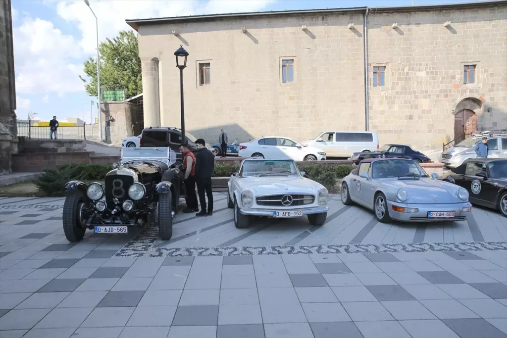 Klasik Otomobil Tutkunları Erzurum'da