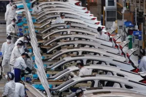 İşler iyi gitmiyor! Otomotiv devi üretimi ikinci kez durdurdu