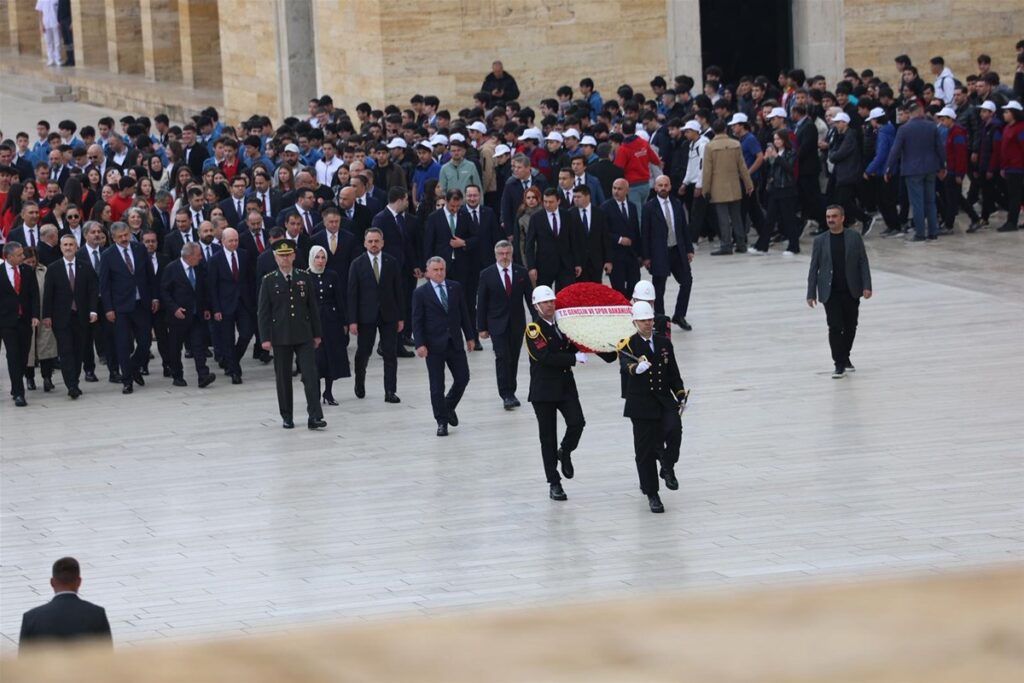 Bakan Bak Sporcularla Birlikte Anıtkabir'i Ziyaret Etti