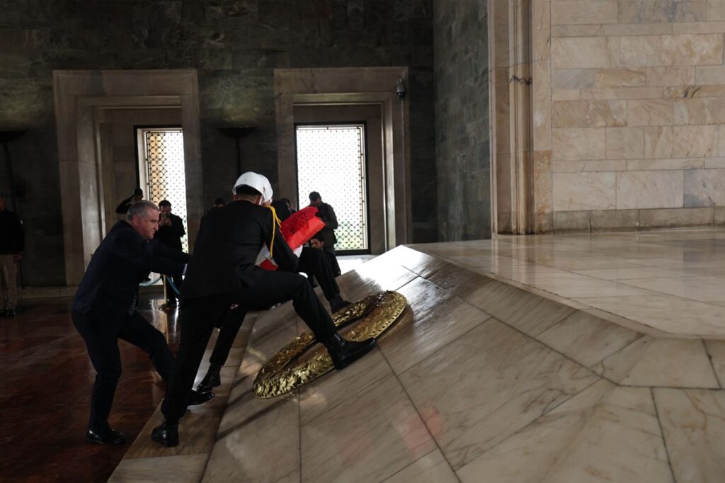 Bakan Bak Sporcularla Birlikte Anıtkabir'i Ziyaret Etti