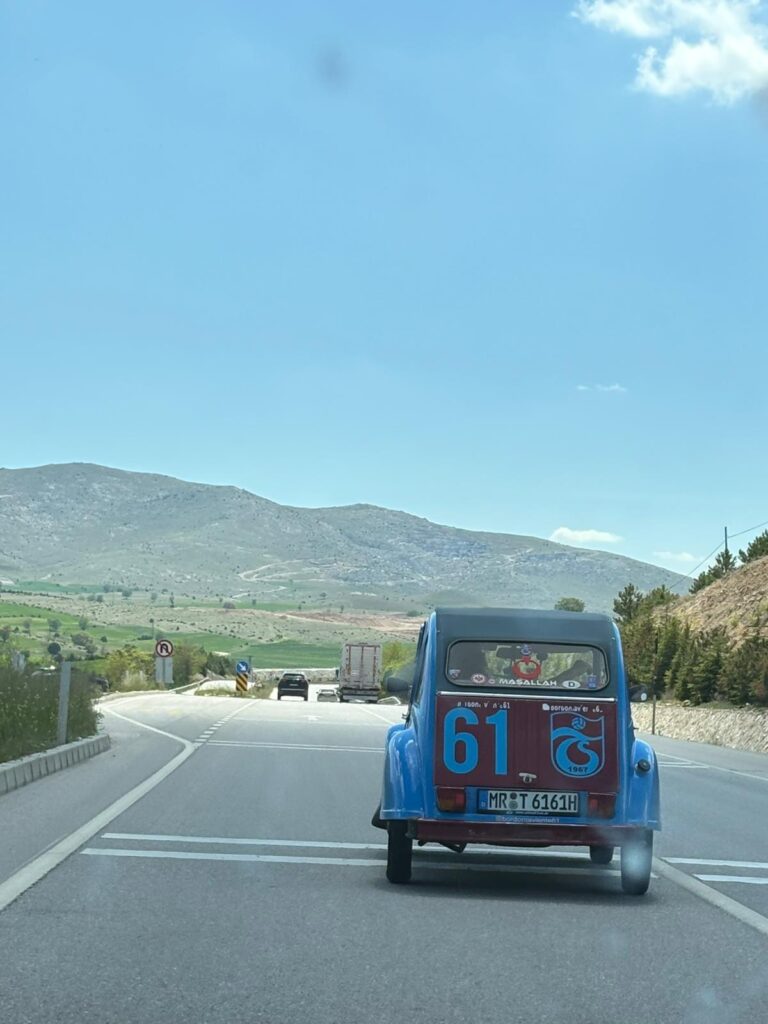 Bordo-mavi klasik araç Eskişehir-Afyon yolunda