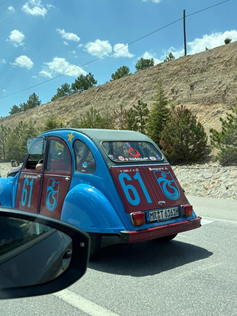 Bordo-mavi klasik araç Eskişehir-Afyon yolunda