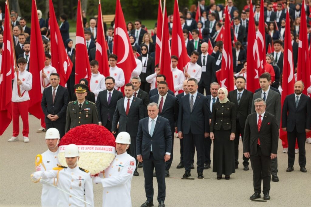 Bakan Bak İle Beraberindeki Heyet Anıtkabir'i Ziyaret Etti