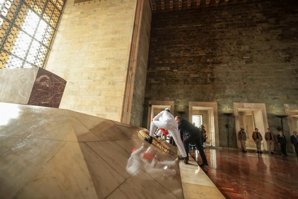 Bakan Bak İle Beraberindeki Heyet Anıtkabir'i Ziyaret Etti