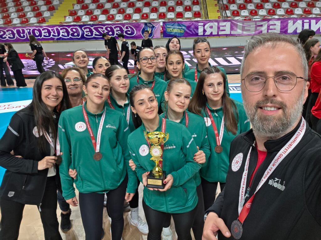 Artvin’den Voleybol da tarihi başarı: Türkiye’nin en iyi 4 takımı arasına girdiler