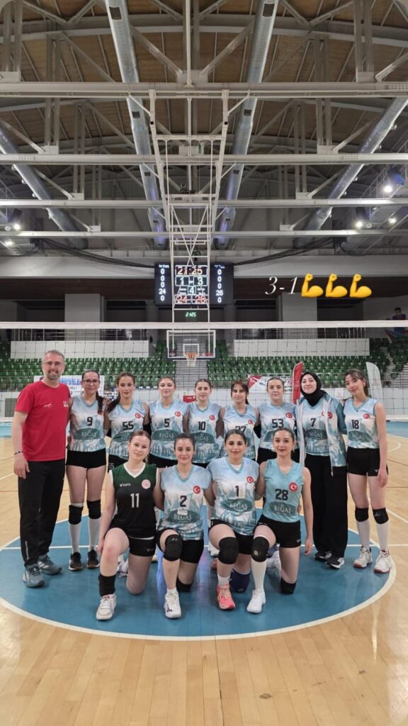 Artvin’den Voleybol da tarihi başarı: Türkiye’nin en iyi 4 takımı arasına girdiler