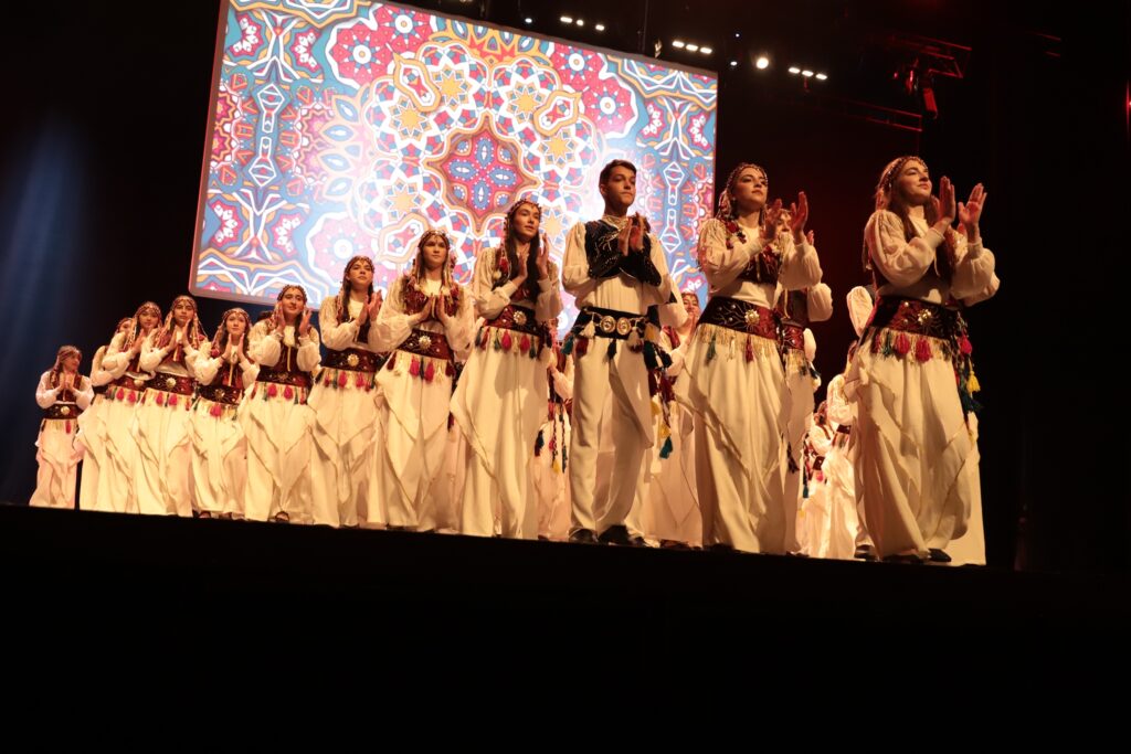 TED Ankara Koleji Halk Dansları Topluluğu’ndan 90’lar temalı final