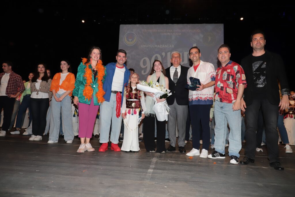 TED Ankara Koleji Halk Dansları Topluluğu’ndan 90’lar temalı final