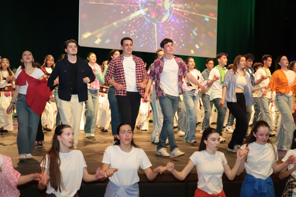 TED Ankara Koleji Halk Dansları Topluluğu’ndan 90’lar temalı final