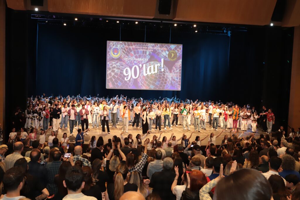 TED Ankara Koleji Halk Dansları Topluluğu’ndan 90’lar temalı final