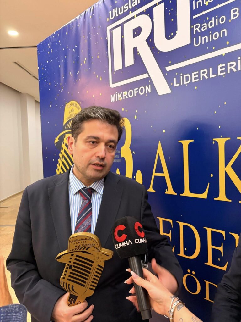 TİMBİR Başkan Vekili Av. Altıparmak’a “Yılın Alkışı Hakeden Gazetecisi” ödülü