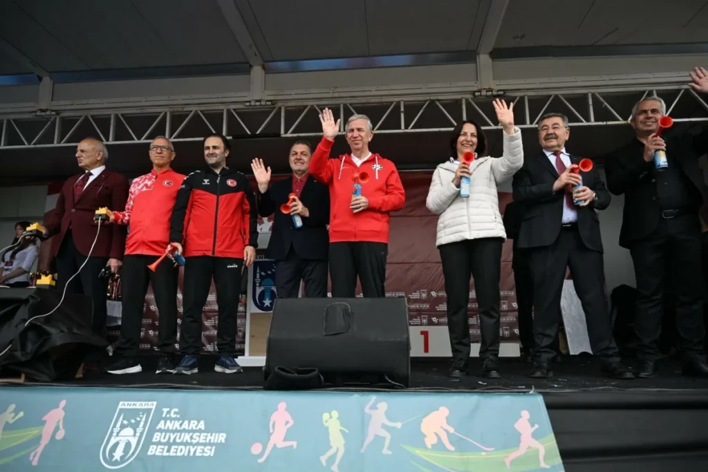 Ankara'da 'Geleneksel 19 Mayıs Ankara Yarı Maratonu ve Halk Koşusu' düzenlendi