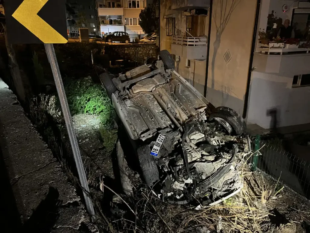 Bursa'da gece yarısı korkutan feci kaza, otomobil istinat boşluğuna uçtu
