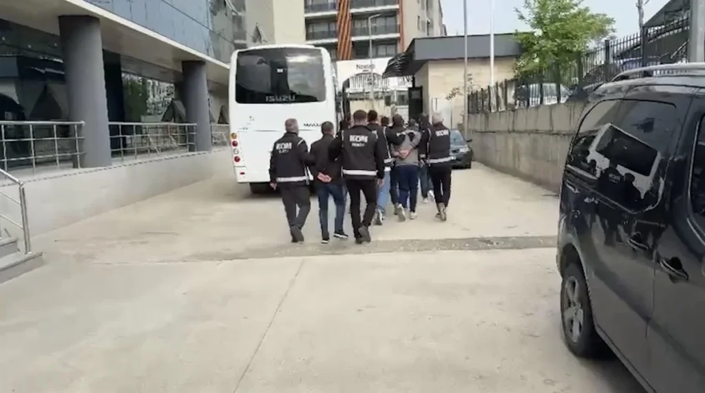 Bursa'da iş insanlarına zorla çek imzalattığı öne sürülen suç örgütüne operasyon