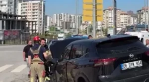 Etimesgut'ta iki otomobil çarpıştı ve iki kişi yaralandı