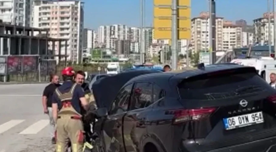 Etimesgut'ta iki otomobil çarpıştı ve iki kişi yaralandı