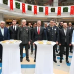 Güvenlik için çalışan eller yardım için kenetlendi