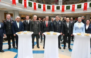 Güvenlik için çalışan eller yardım için kenetlendi