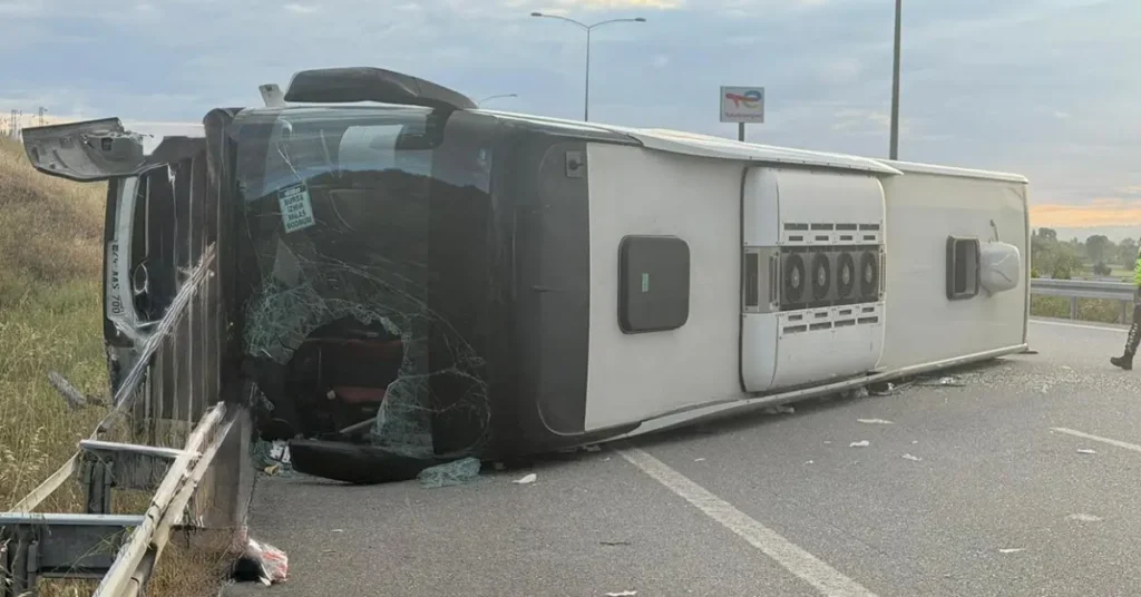 İstanbul-İzmir Otoyolu’nda otobüs devrildi: 25 yaralı