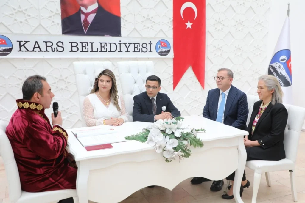 Kars Valisi Ziya Polat, makam şoförünün mutlu gününe ortak oldu