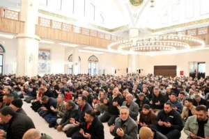 Kars'ta bayram coşkusu: Camiler doldu taştı, birlik ve beraberlik mesajları verildi