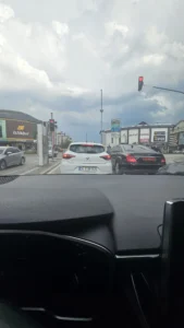 Kırmızı ışıkta duran "Vali Makas'ın makam aracı" halkın takdirini kazandı