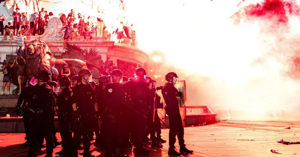 Paris'te kutlamalarda ortalık karıştı: 426 gözaltı