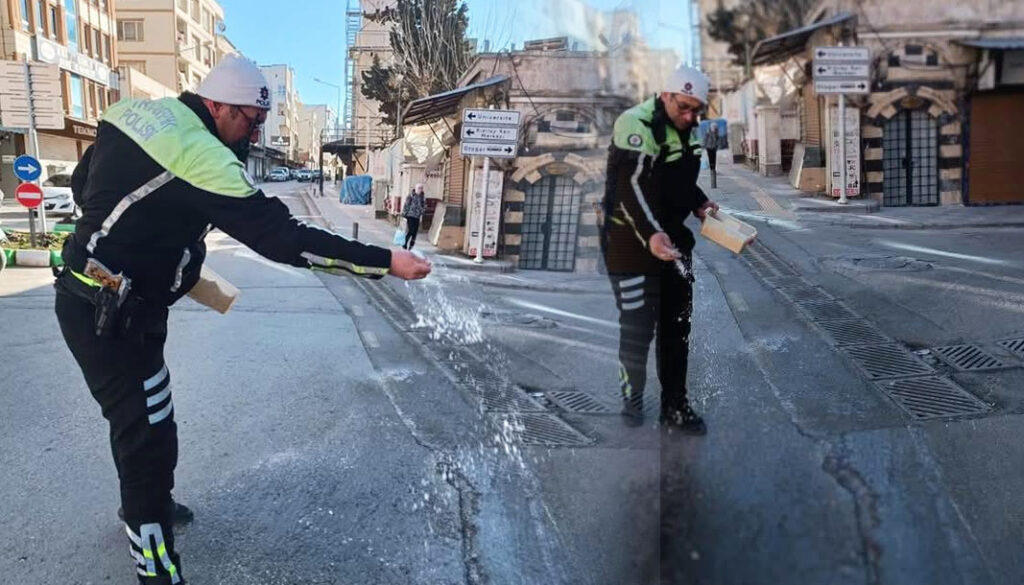 Kilis'te trafik polisinden örnek davranış: Buzlu yolda kaza önlemi