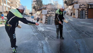 Kilis'te trafik polisinden örnek davranış: Buzlu yolda kaza önlemi
