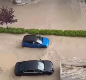Şiddetli yağış Hatay'da hayatı felç etti