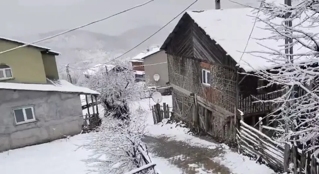 Sivas’ta bahar yerini kara bıraktı, köyler beyaza büründü
