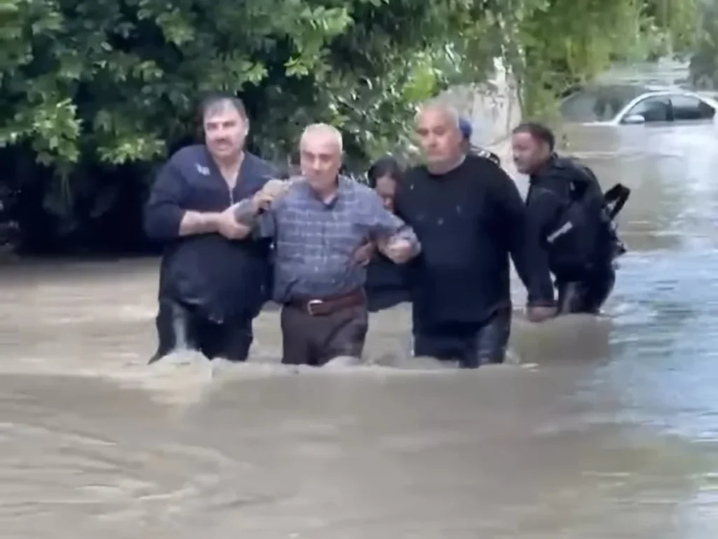 Hatay'da su baskınlarında mahsur kalan vatandaşlar kurtarıldı