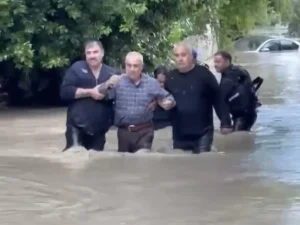 Hatay'da su baskınlarında mahsur kalan vatandaşlar kurtarıldı