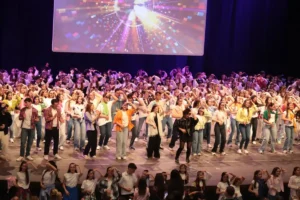 TED Ankara Koleji Halk Dansları Topluluğu’ndan 90’lar temalı final