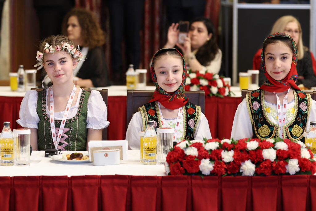 TBMM Başkanı Kurtulmuş, Dünya Çocuklarını Kabul Etti