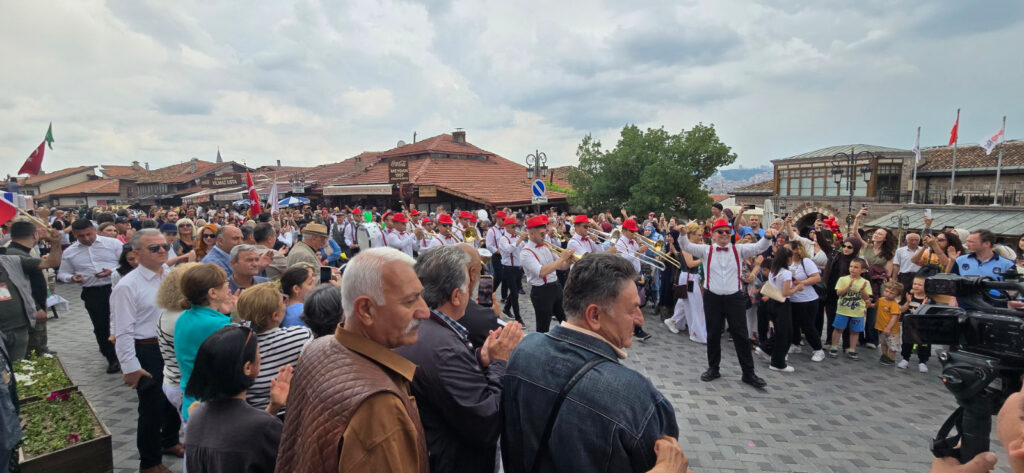 Ankara Kalesi’nde şenlik coşkusu yağmura rağmen yüzleri güldürdü