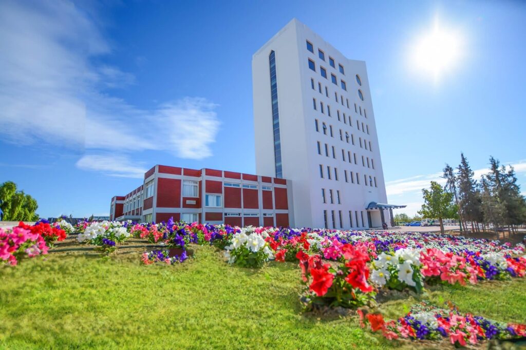 YÖK’ten Yakın Doğu Üniversitesi’ne “Spor Dostu Kampüs” ödülü