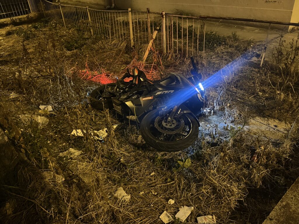 Mudanya'da kontrolden çıkan motosiklet sürücüsü yol kenarına savruldu