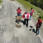 Alucra’da köy yollarına tepki: Sembolik olarak kazma kürekle onardılar